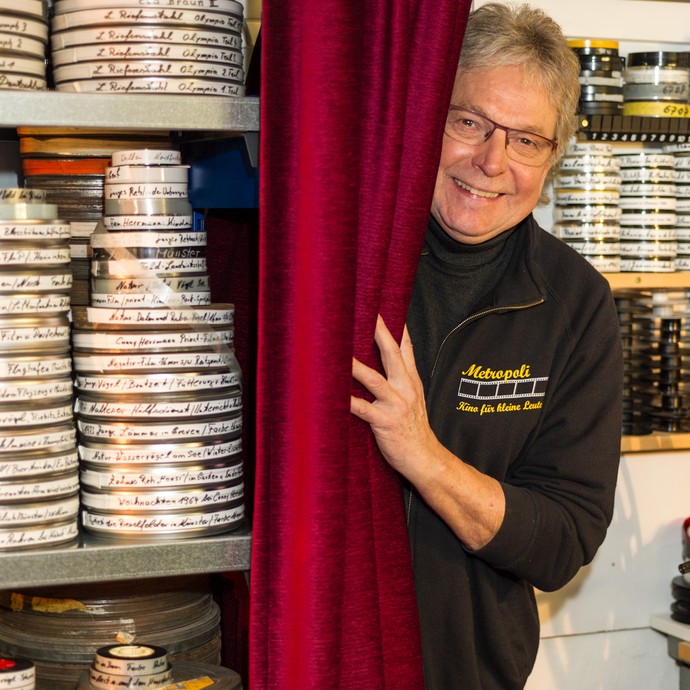 Heinz Schulte zeigt stolz seine Sammlung von alten Filmen in seinem Keller. (vergrößerte Bildansicht wird geöffnet)