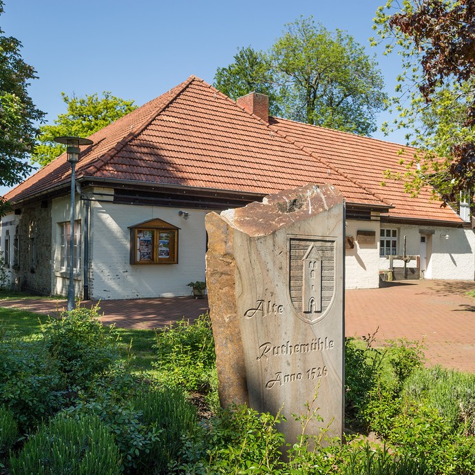 Vor den Museumsgebäuden steht ein Gedenkstein mit der Inschrift: „Alte Ruthemühle Anno 1516.“ (vergrößerte Bildansicht wird geöffnet)