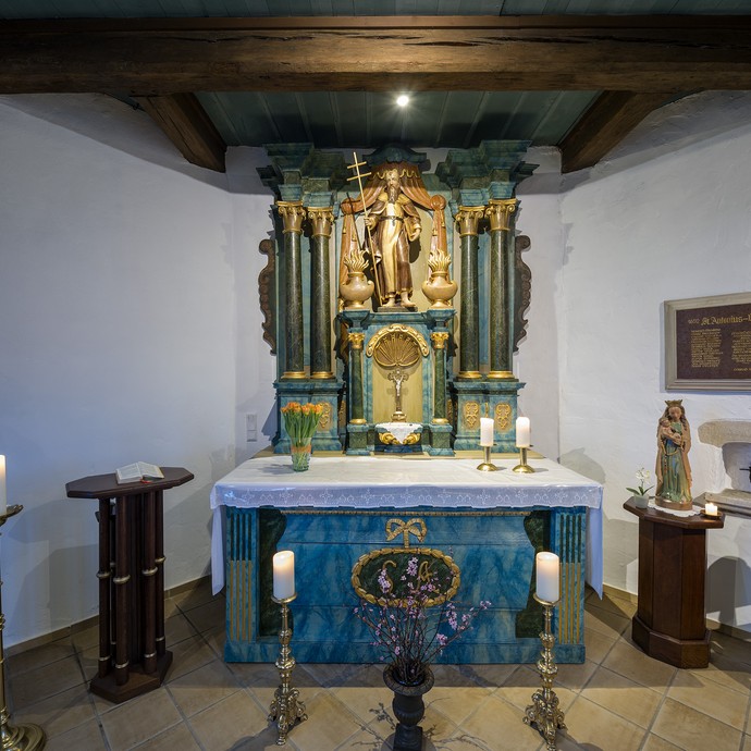 In der Bildmitte befindet sich der zentrale Altar. Er ist in den Farben Blau, Weiß und Gold gehalten und enthält viele Verzierungen. (vergrößerte Bildansicht wird geöffnet)