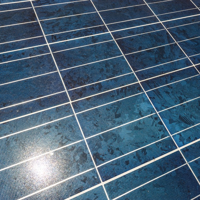 Nahaufnahme eines Photovoltaik-Solarpanels. Es ist wichtig für die Speicherung der Sonnenenergie. (vergrößerte Bildansicht wird geöffnet)