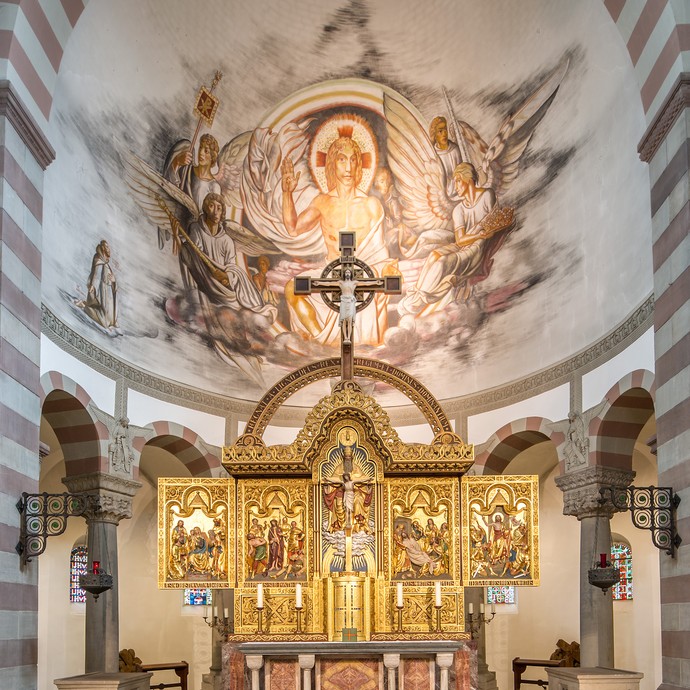 Über einem Altar in der Mitte sind vier Bilder und ein Kreuz. Über dem Altar ist ein großes Bild an die Decke gemalt. (vergrößerte Bildansicht wird geöffnet)