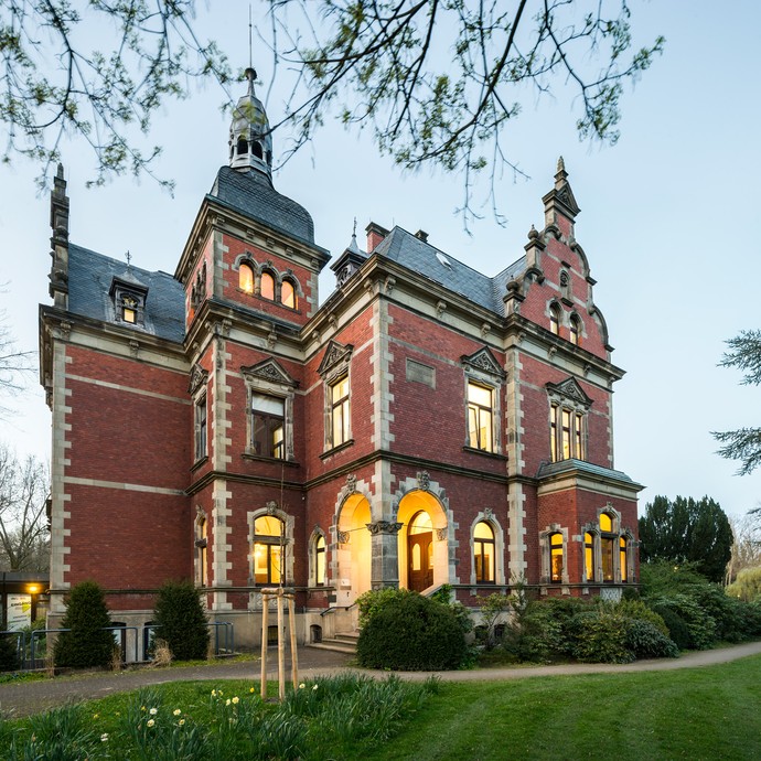 Außenaufnahme der Villa Winkel. Das Gebäude stammt aus dem 19. Jahrhundert und war der Wohnsitz des Textilfabrikanten Anton Laurenz. (vergrößerte Bildansicht wird geöffnet)