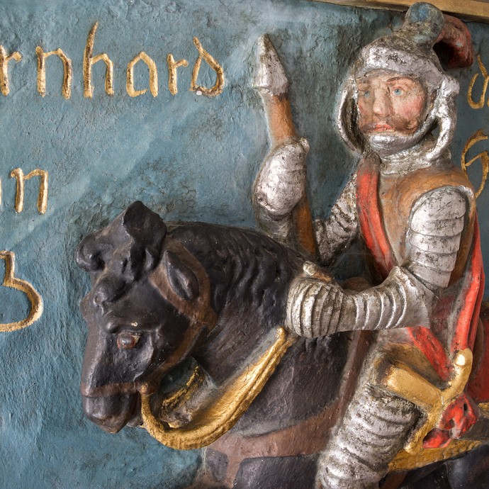 Eine Tafel mit einem Bild von Bernhard dem Guten. Er ist in Rüstung auf einem Pferd dargestellt. Er war ein Kreuzritter. (vergrößerte Bildansicht wird geöffnet)