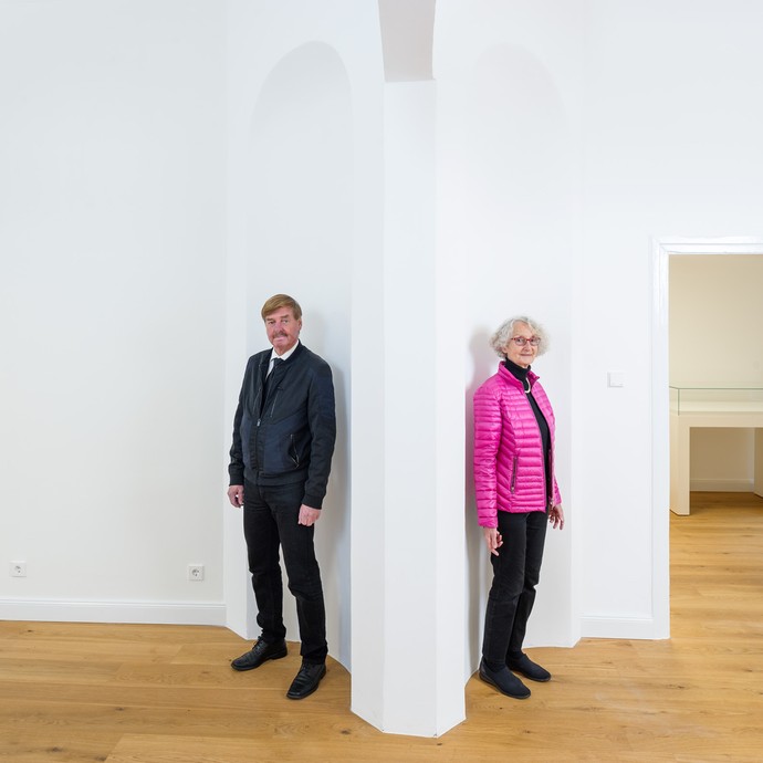 In einem hellen Raum steht links Wolfgang Schallenberg und rechts Barbara Rübartsch. Sie arbeiten im Otto-Modersohn-Museum. (vergrößerte Bildansicht wird geöffnet)