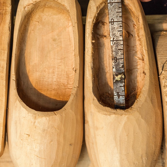 Mit einem Längenmaß vermisst Engelbert Thünte das Innere eines Holzschuhs. (vergrößerte Bildansicht wird geöffnet)