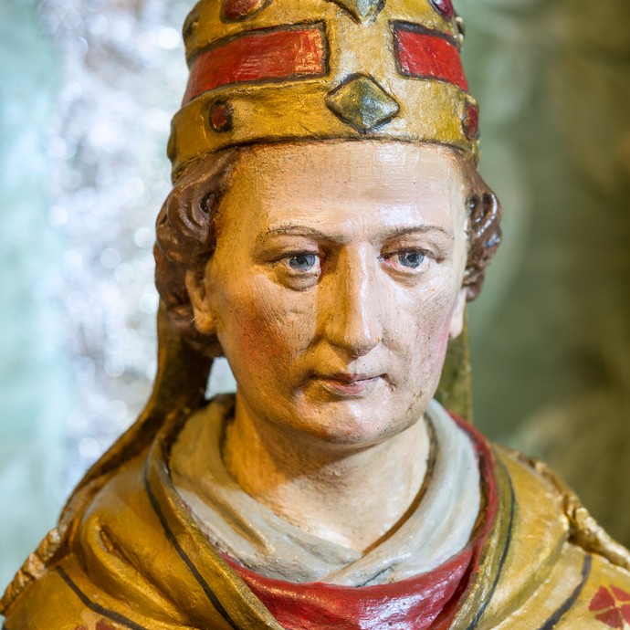 Nahaufnahme eines Gegenstandes in der Stiftskammer. Die bunte Holzfigur zeigt den heiligen Cornelius. Sie ist über 500 Jahre alt. (vergrößerte Bildansicht wird geöffnet)