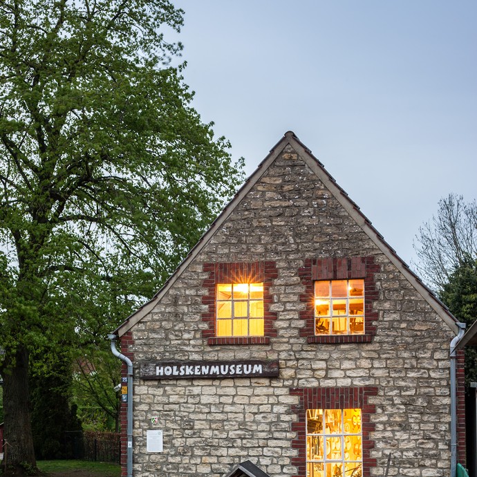 Außenansicht auf das steinerne Haus des Holskenmuseum. (vergrößerte Bildansicht wird geöffnet)