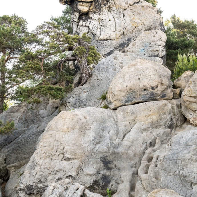 Große graue Felsbrocken. Diese Felsen heißen "Hockendes Weib", da sie die Form einer hockenden Frau haben. (vergrößerte Bildansicht wird geöffnet)
