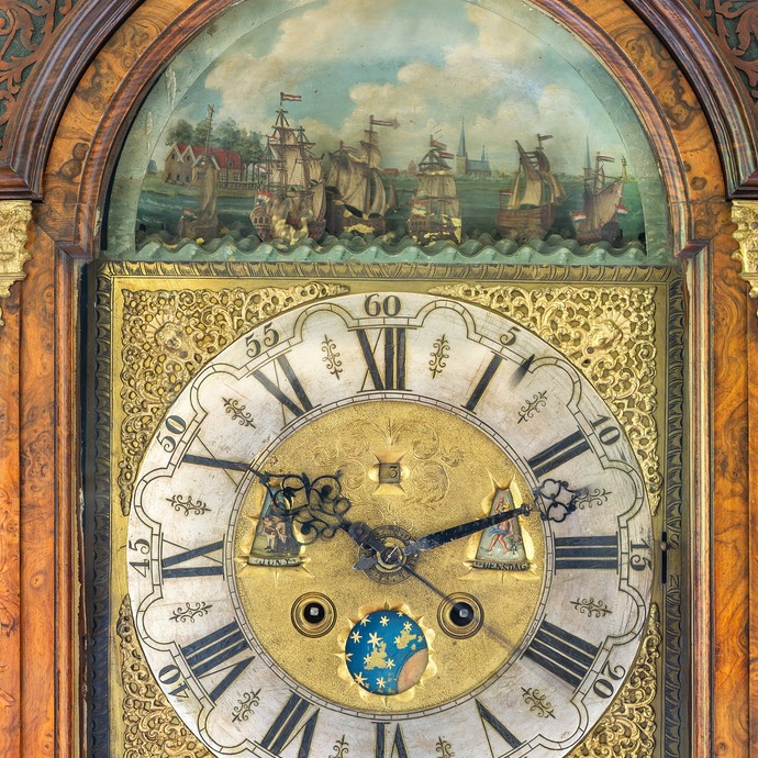 Im Mittelpunkt des Bildes ist eine alte Uhr. Oberhalb der Ziffern sind Wellen und Segelschiffe gemalt worden. (vergrößerte Bildansicht wird geöffnet)