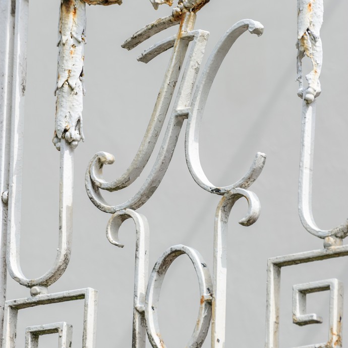 Die Buchstaben JH im weißen Balkongitter symbolisieren den Namensgeber der Villa, den Textilindustriellen Justus Hecking. (vergrößerte Bildansicht wird geöffnet)
