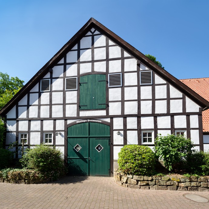 Ein Fachwerkhaus mit schwarzen Balken und weißem Mauerwerk. Über der grünen Tür steht "Mettinger Postmuseum". (vergrößerte Bildansicht wird geöffnet)
